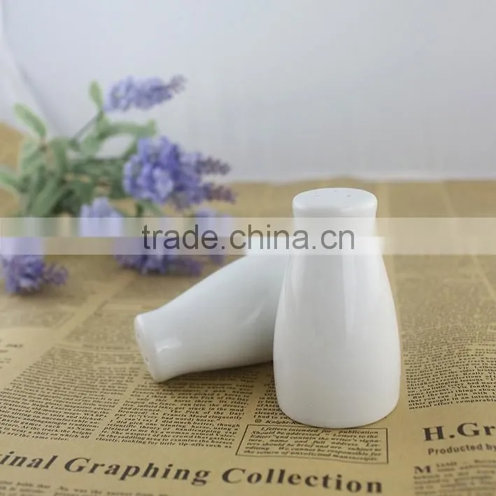 wholesale domestic household white ceramic salt and pepper shaker wedding favors