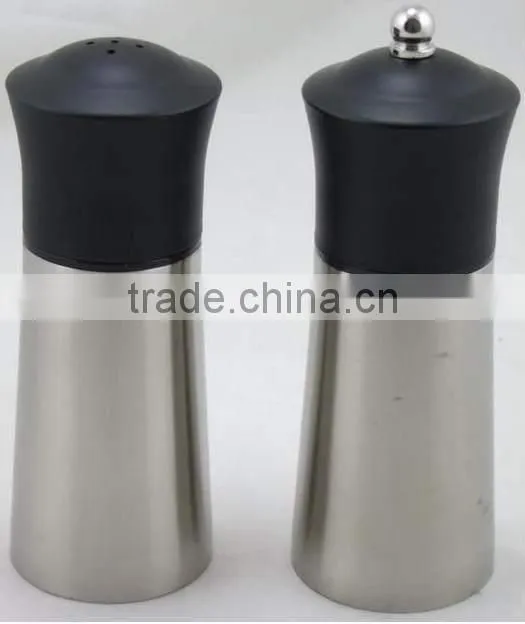 Salt and pepper shaker crute set