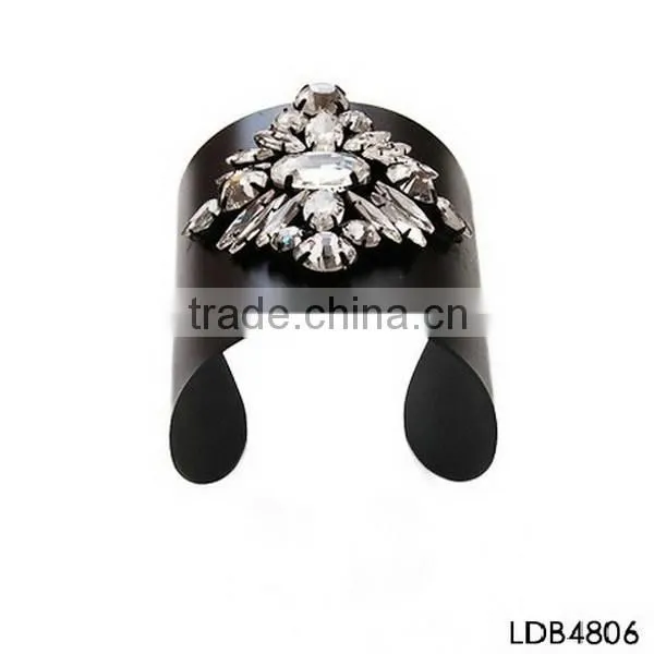 Gun meatal crystal flower cuff initial popular bangle set alibaba China