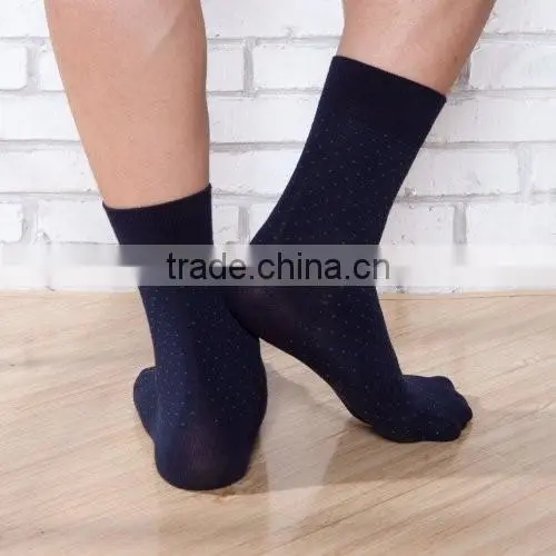 2016 Wholesale New design solid color men dress tube socks making machine