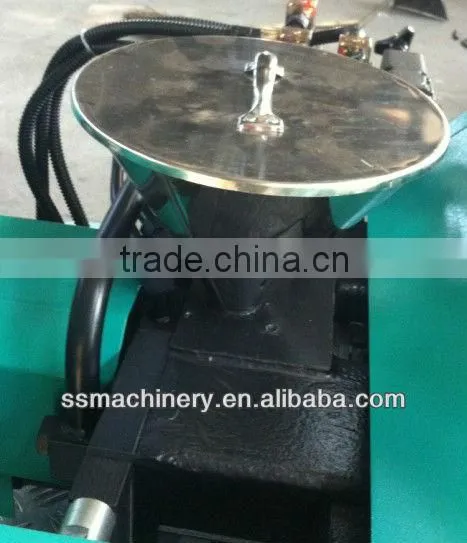 Injection molding machine for labs