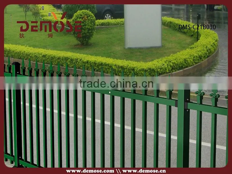 moderen backyard metal fence design