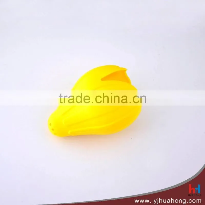 Popular food grade manual silicon fruit juicer squeezer