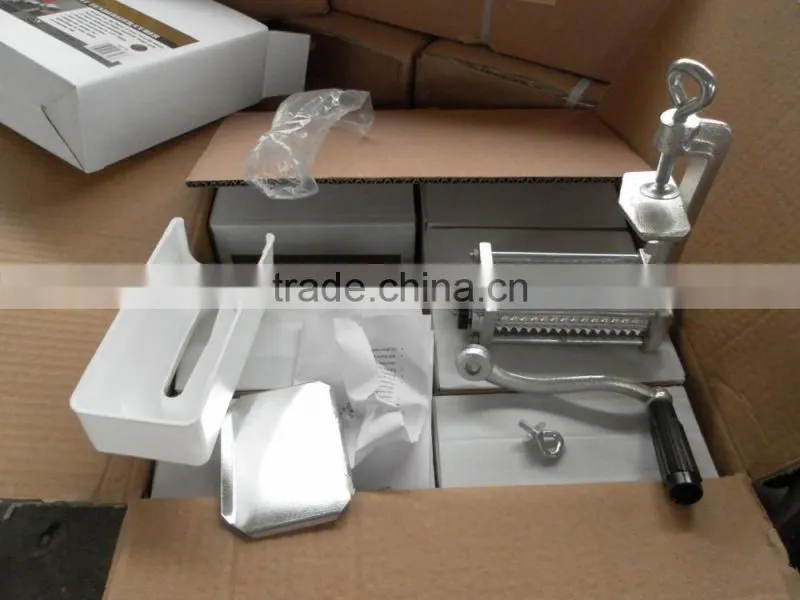 Plastic manual meat tenderizer