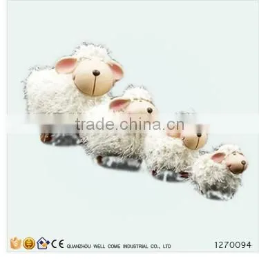 Polyresin Crafts in Wood Box Plush Chicken Toy