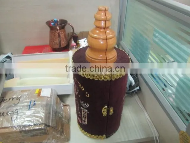 Unique shape creative design wooden wine box with flannelette covered