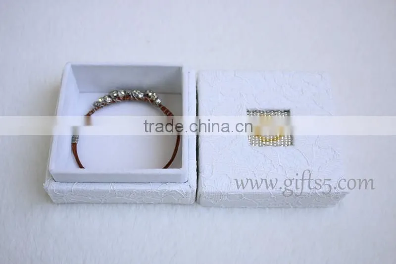 Wholesale White lace wedding jewelry gift boxes with beaded name plate of O