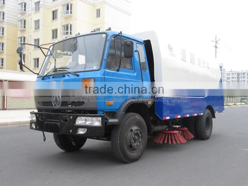 vacuum road sweeper truck with sweeping brushes