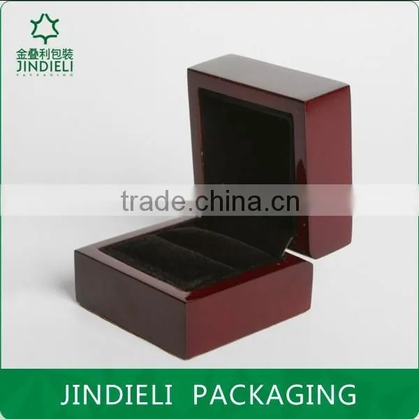 high-end lacquered ring jewellery box
