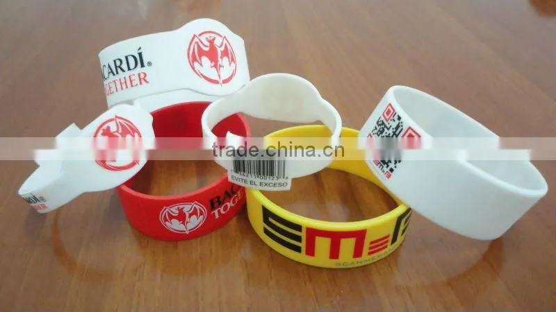 2017 New season sports silicone bracelet or wristbands from factory supply