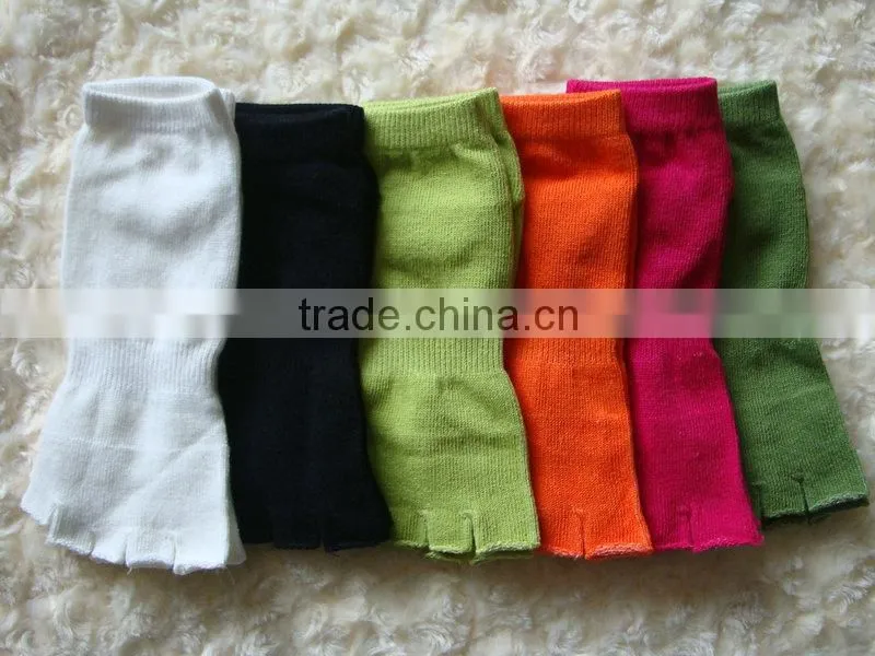 Non-slip yoga massage five fingers socks environmental particles wear cotton antibacterial yoga socks wholesale