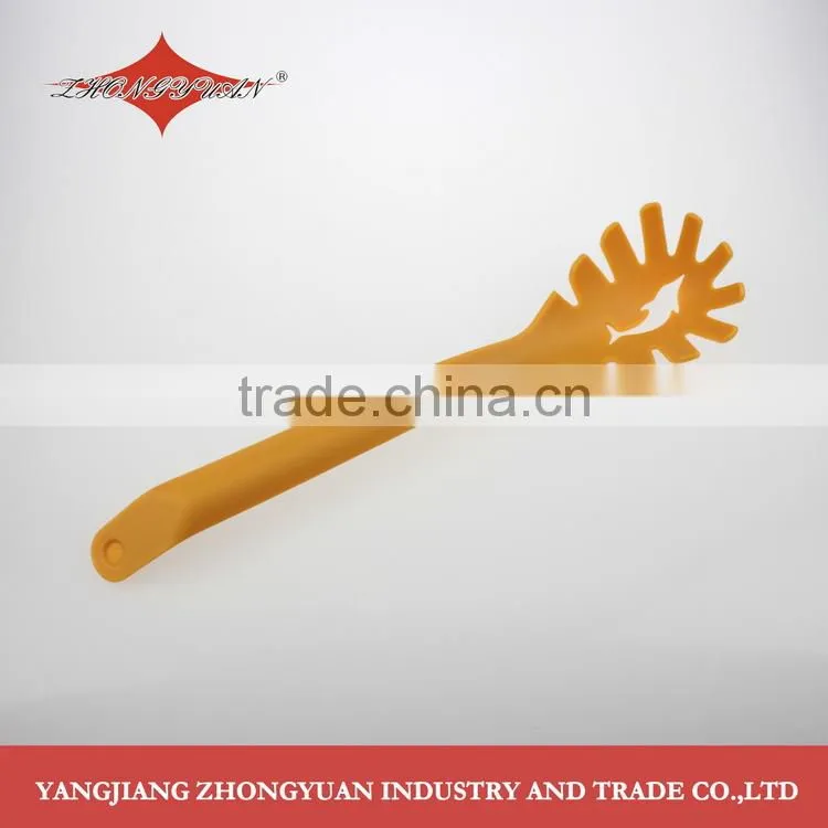 New as seen on tv products 2014 plastic nylon mini spoon with hole black handle