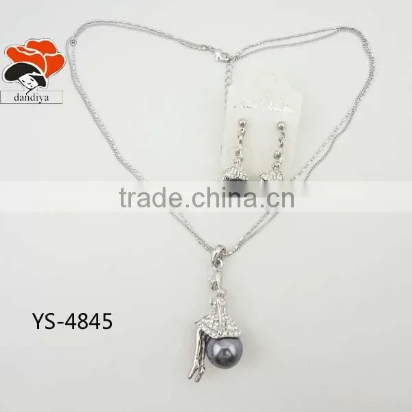 Beautiful Girl Sits Down On The Pearl Comely Two Color Jewelry