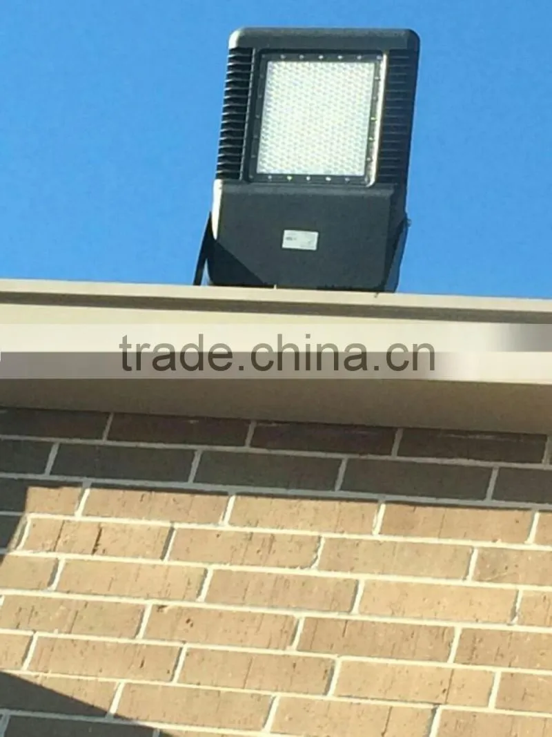 Retrofit Kits Warm Light IP66 IK10 Photocell Garage LED Parking Lot Light