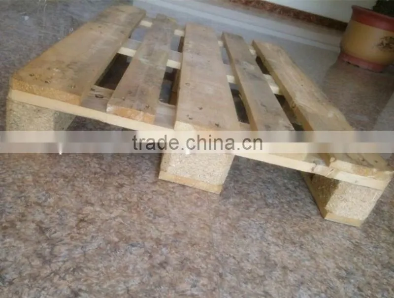 Various types of second-hand wooden pallets