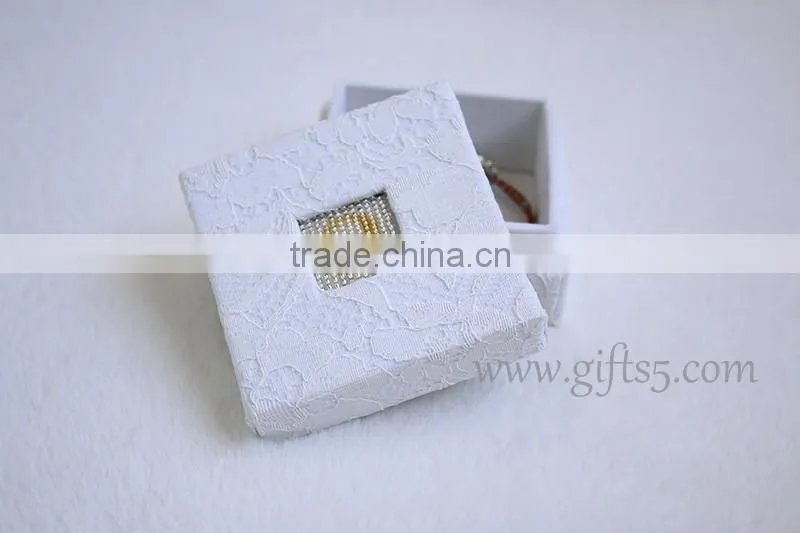 Wholesale White lace wedding jewelry gift boxes with beaded name plate of O