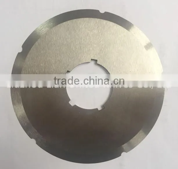 Rotary serrated blade for meat grinder