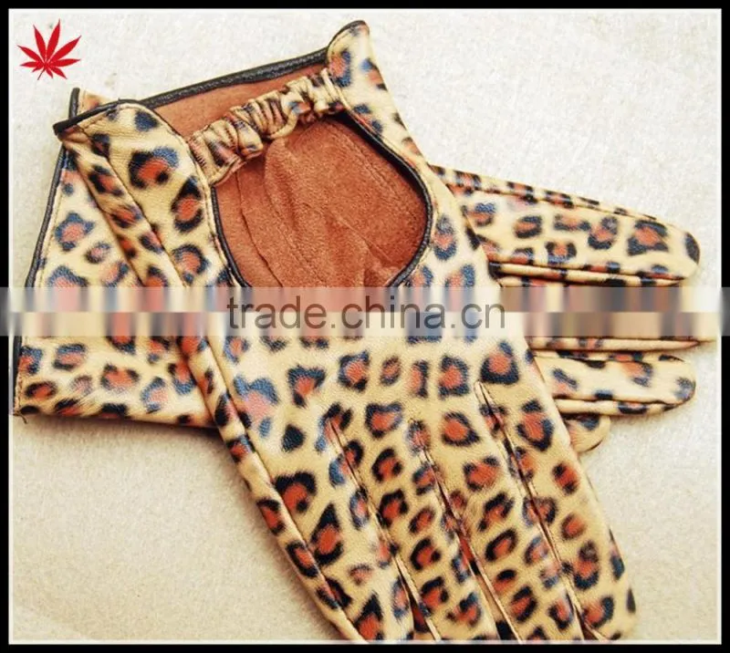 short women's light brown leopard Opening the back of the gloves of driving