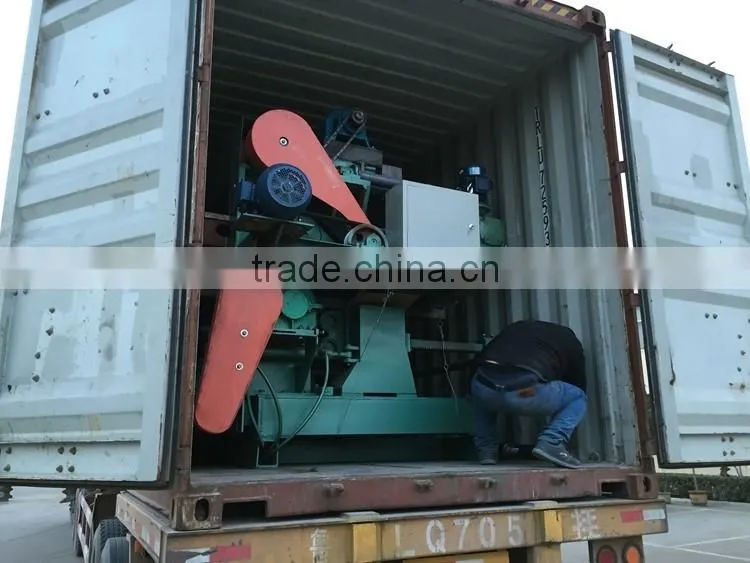 Hydraulic log barking and rounding machine for plywood factory
