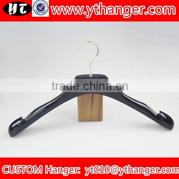 YY0508 china supplier brown wooden clothes hanger with laser logo