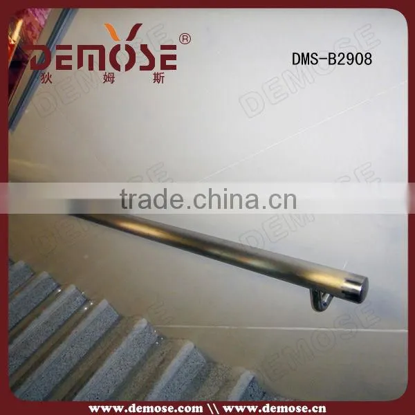 White baclony grill railing