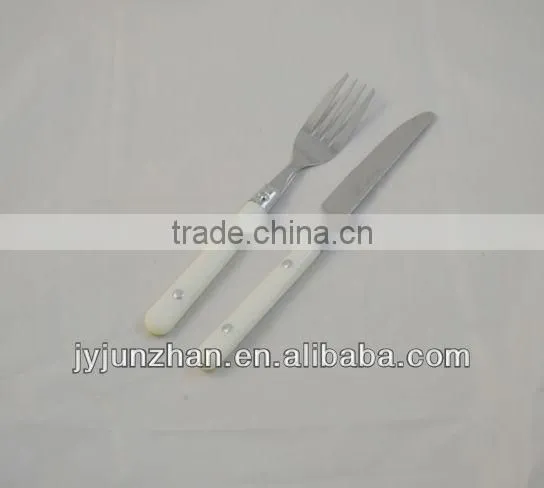 Promotion cutlery in plastic basket packing with plastic handle of nice design and OEM quality