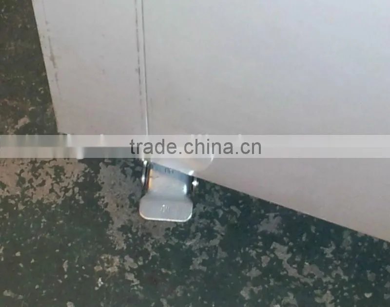 Upright ice merchandiser with fan cooling system