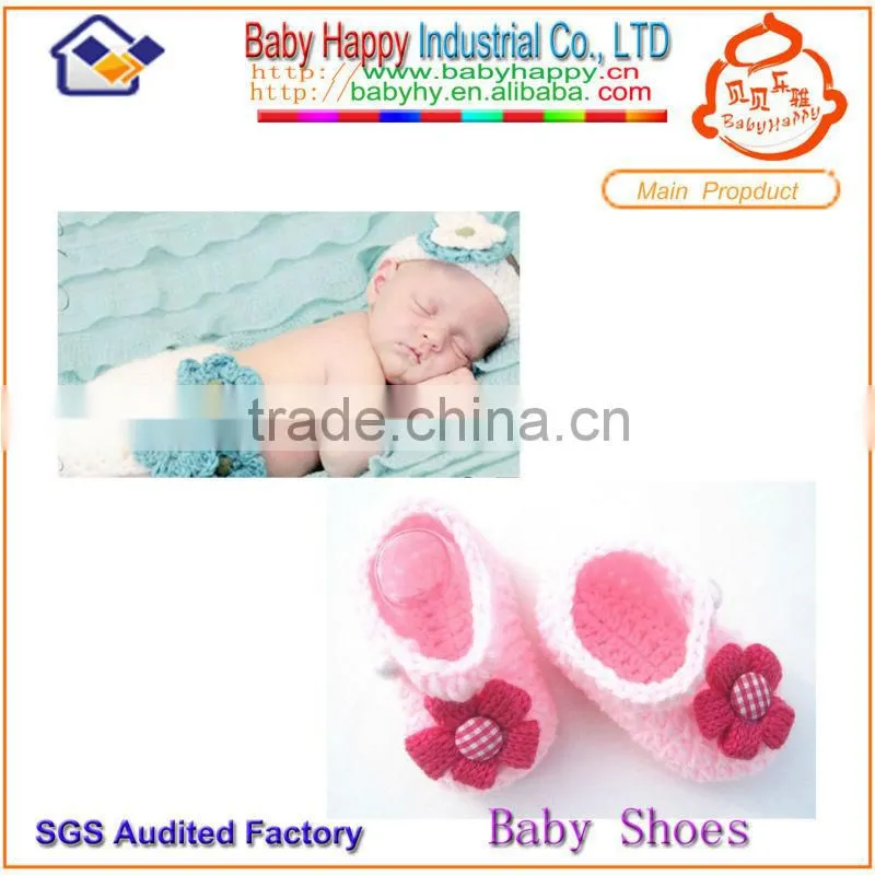 knit shoes upper and woolen hat