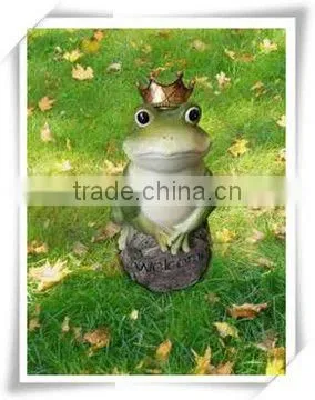 Desk top outdoor garden animal decoration green frog on a rock with a gold crown