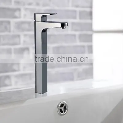 Fashionable Long Neck Chrome Finishing Bath Tap