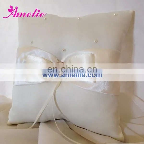 A-R5 2 Off-white lace basket and ring pillow