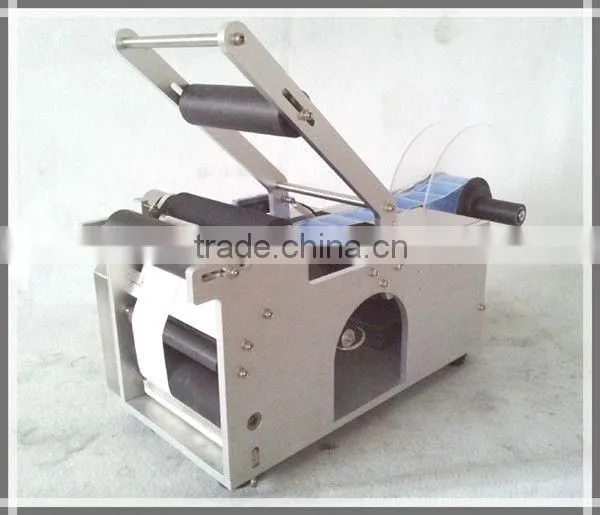 New design Semi-Automatic round bottle labeling machine
