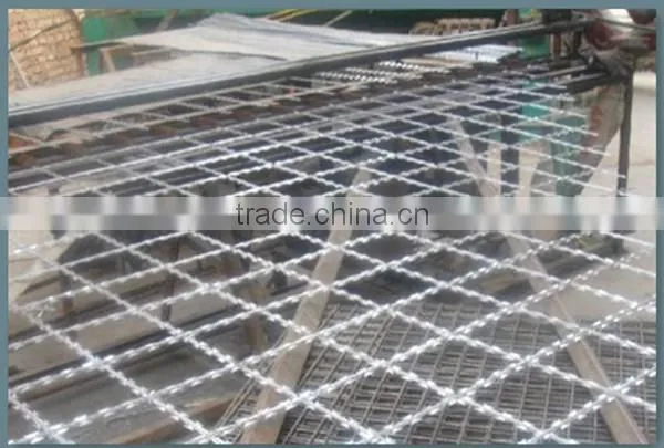 China metal enclosure grills high security square hole razor mesh panels road field fence wire dividers with sharp razor