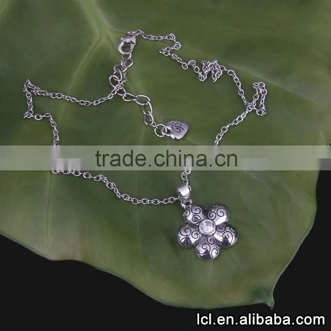 Fashionable new design necklace, flowers shaped charm necklace designs