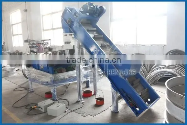 Fertilizer bead belt conveyor with silo