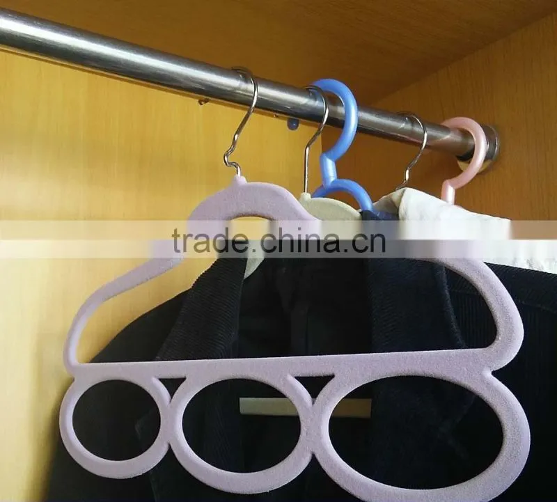 Valuable plastic expandable clothes hanger