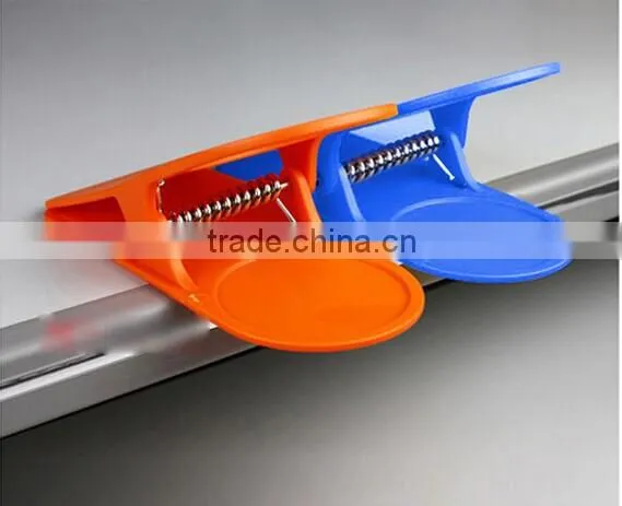 Hot Sale Practical Colourful Table Cup Holder Clip With Plastic