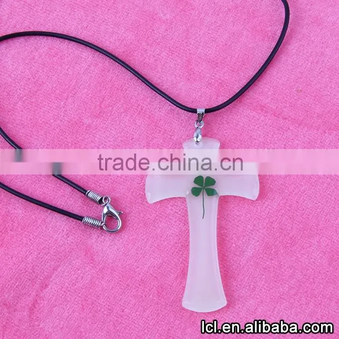 Cross pendant clover religious necklace, hot sale glow in the dark necklace