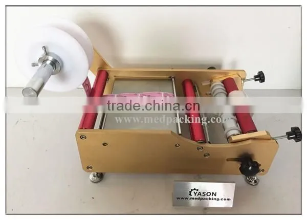 Manual Round Bottle Sticker label machine labels on round bottle/round jar/cylinder