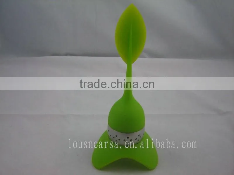 Stainless steel tea strainer with silicone handle