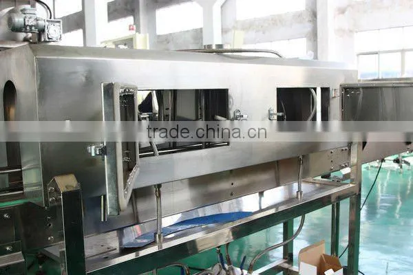 Sleeve labeling machine
