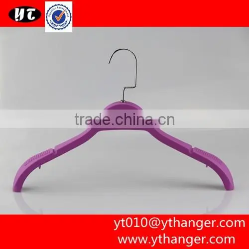YY0397 black rubber coated plastic shirts hanger rubber paint clothes hanger with clips