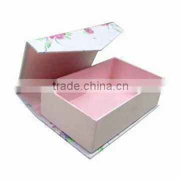 Cardboard paper shoe box with custom design for packaging