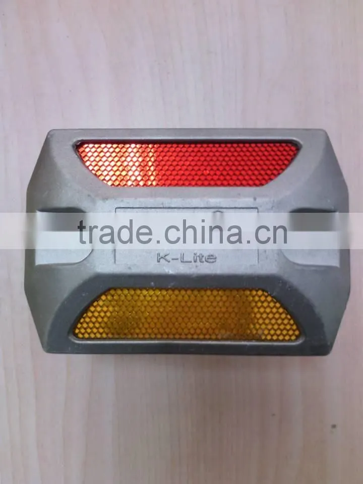 High retro-reflector road stud