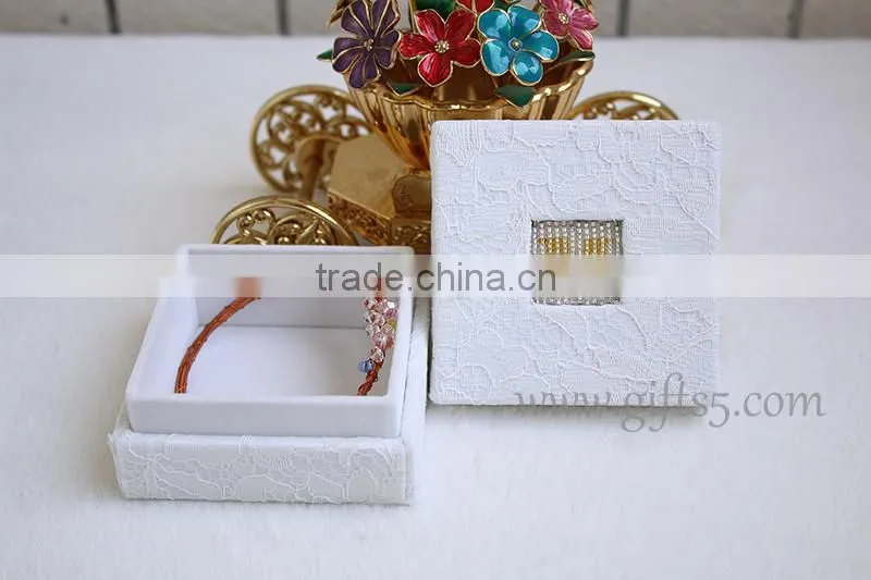 Latest design Lace fabric jewelry box bracelet box with beaded name plate of M