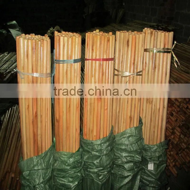 Varnished wooden broom handle with high quality
