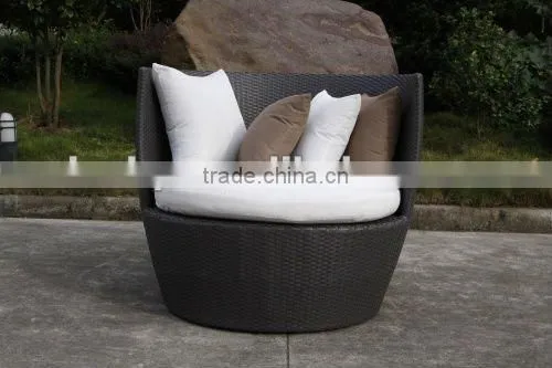 Rattan sunbed