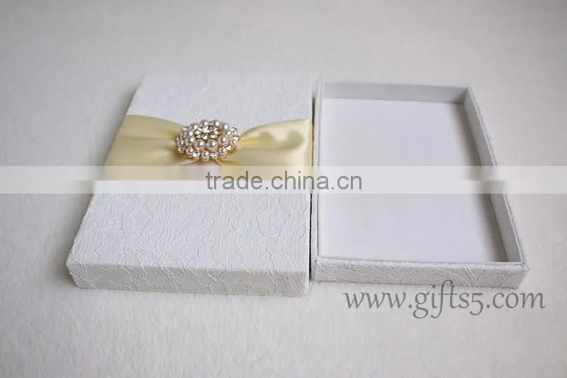 New Design Custom fashion New high quality wedding invitation silk boxes with brooch