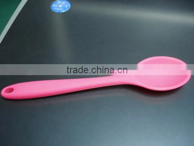 2014 wholesale soft and colored silicone spoon for babies