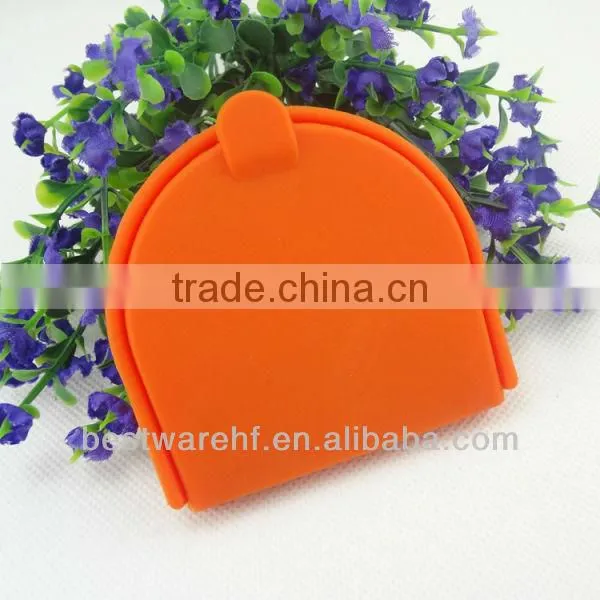 The horseshoe shaped silicone coin bag